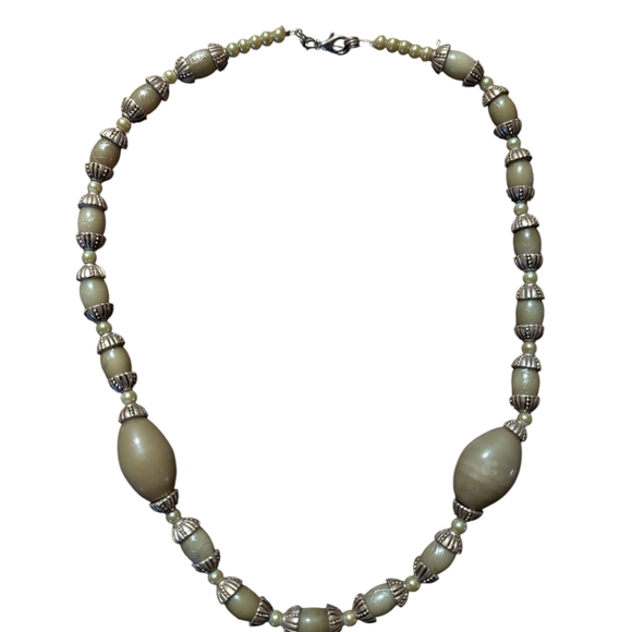 Jewelry - Vintage Green Elegant Beige Beaded Necklace